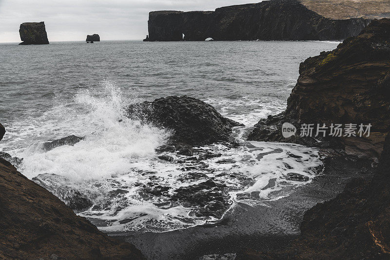 海浪和黑色岩石