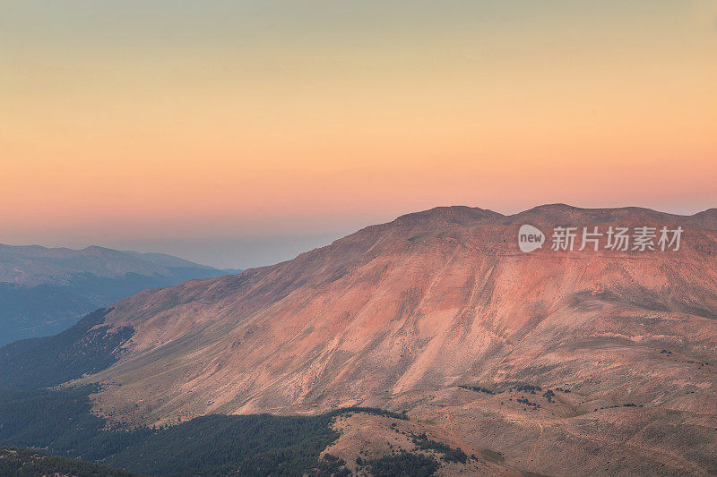 土耳其安塔利亚的黄昏山景