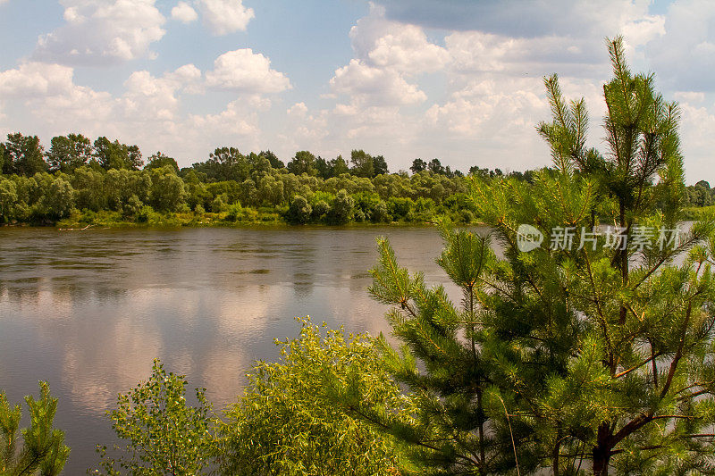 夏季景观以满河和河岸茂密的森林为主，选择性聚焦