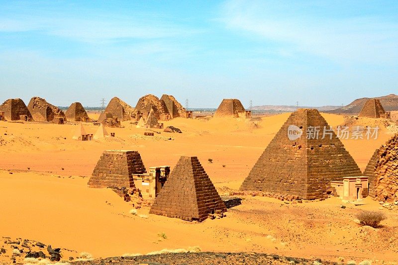 梅罗埃金字塔，南方和北方墓地(前景和背景)-撒哈拉沙漠中的努比亚坟墓-联合国教科文组织世界遗产，贝格拉维亚，苏丹