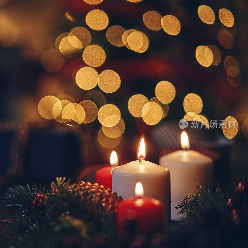 圣诞节装饰与装饰品和蜡烛