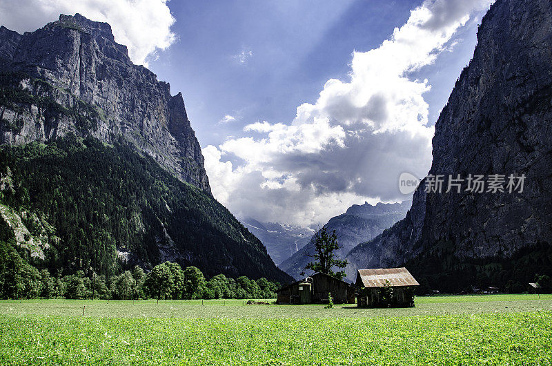 Lauterbrunnen附近有高耸的悬崖和瀑布的瑞士山脉。