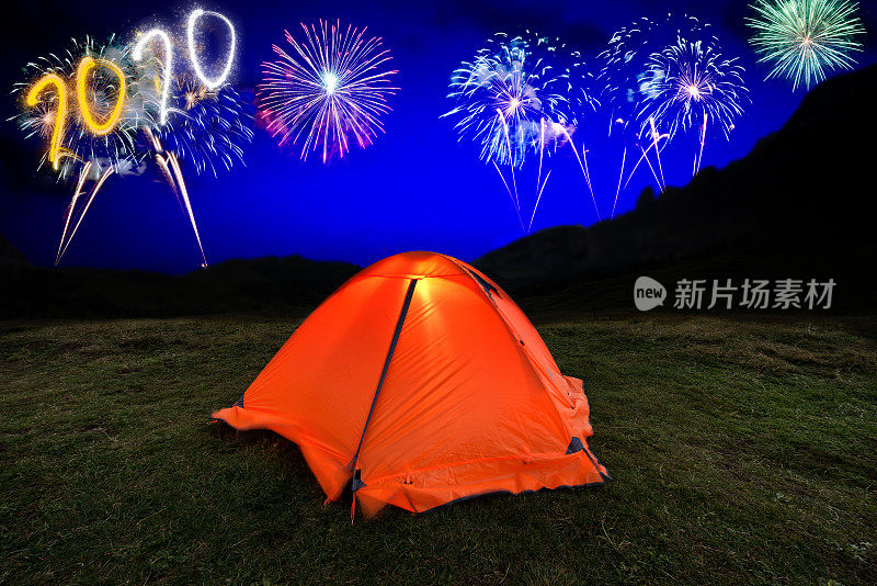 2020年新年烟火在白云石高山上空