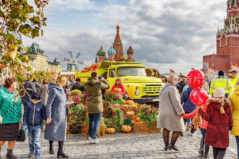 莫斯科市中心在阳光明媚的秋日。莫斯科红场上的金秋传统节日