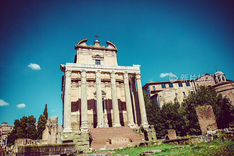 意大利罗马的安东尼斯和福斯蒂娜神庙及其周围建筑