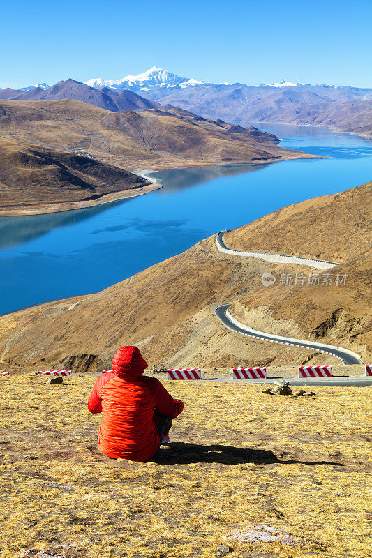 坐在山上的女性徒步旅行者