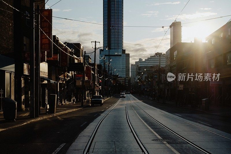 日出时的街景