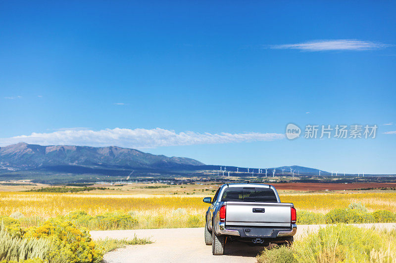 皮卡停在美国西部公路，高速公路，沙漠和山脉附近的风力涡轮机靠近犹他州蒙蒂塞洛