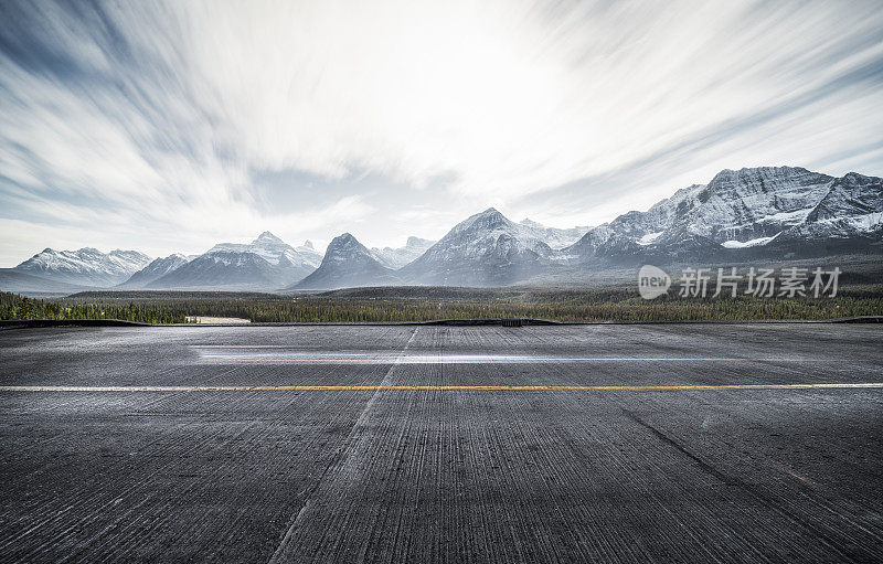 空的柏油马路与戏剧性的风景背景