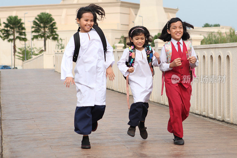 马来西亚三名女学生跑步上学。