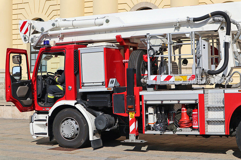 消防车停在城市的街道上
