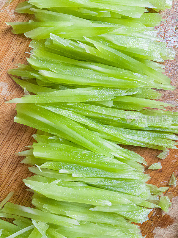 生菜切条切丝，新鲜的绿色有机生菜