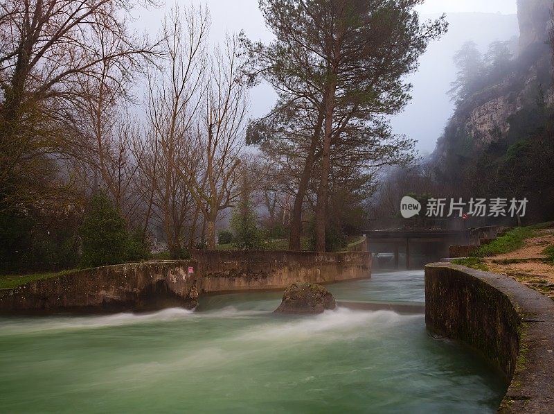 流动的水和雾