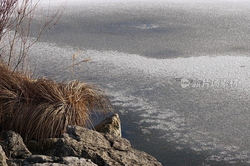 在Allgäu阿尔卑斯山的暴风雨和霍普芬西在前景。Ost-Allgau,巴伐利亚,德国。