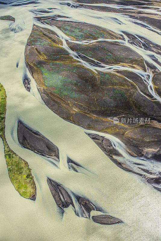 从直升机上拍摄的冰岛梦幻般的风景，流淌着冰川河流