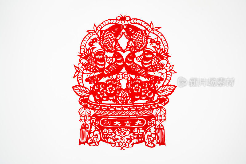 中国传统剪纸艺术图案、花窗。象征着幸福和好运。中国新年装饰元素。中国鲤鱼剪纸艺术。汉字(福、寿、安、财、丰)