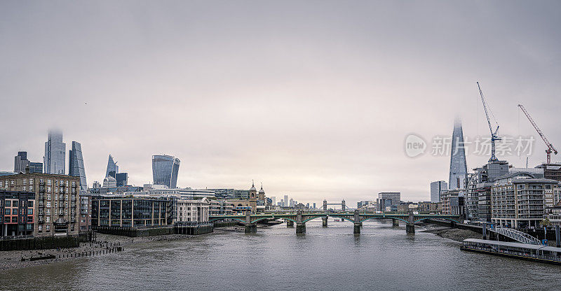 泰晤士河，伦敦摩天大楼和伦敦桥城，碎片大厦在一个阴天