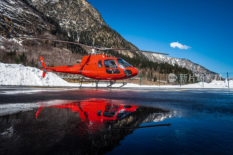 日落时分，直升机停机坪上的红色直升机。