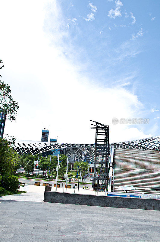 位于中国深圳的深圳人才园和美丽的深圳湾体育中心之间的空人行天桥。这座可容纳2万人的体育场举办了2011年世界大学生夏季运动会的开幕式和多项比赛。