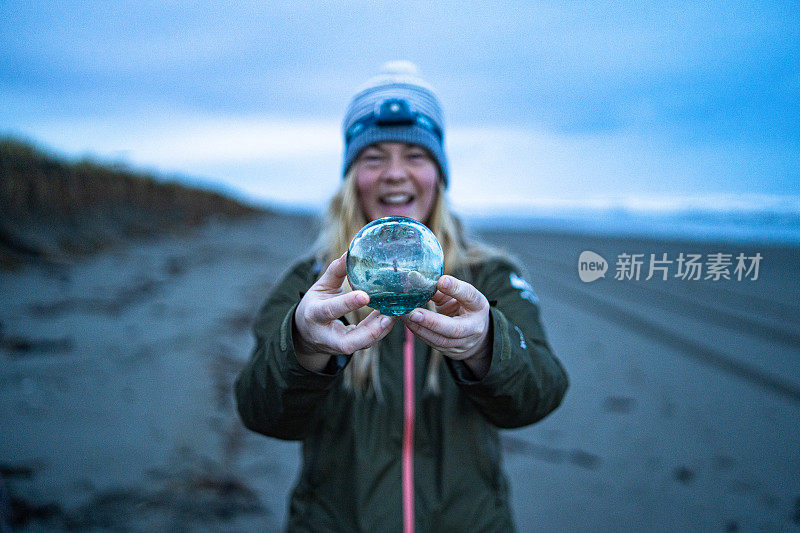 年轻女子手持水晶球微笑着