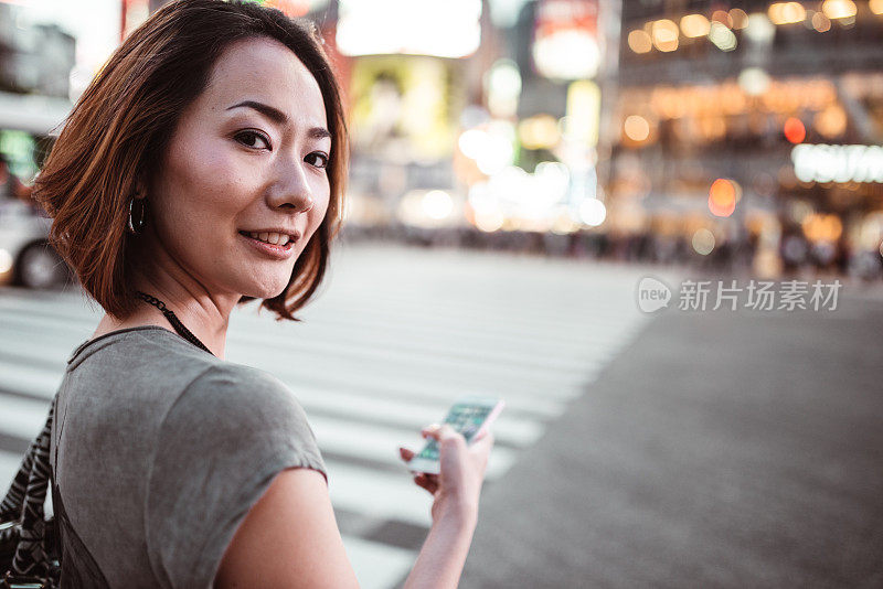 日本女人在东京打电话