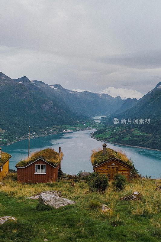 峡湾背景上长满青苔的小屋村落