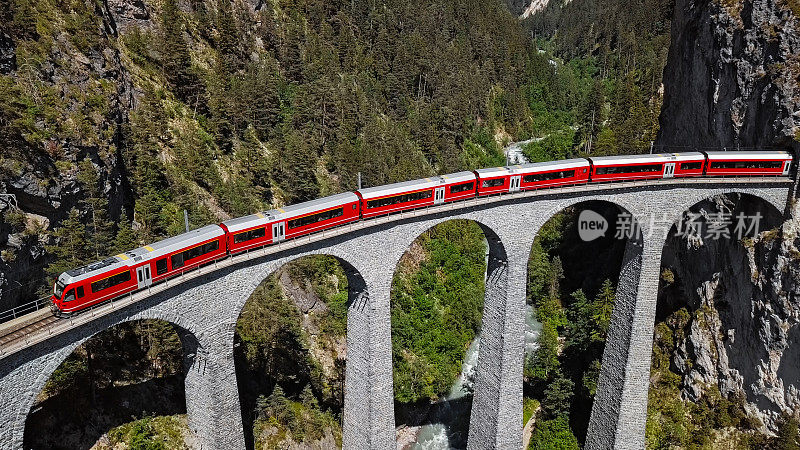 火车鸟瞰图在著名的Landwasser高架桥(Landwasserviadukt)，格劳宾登，瑞士。