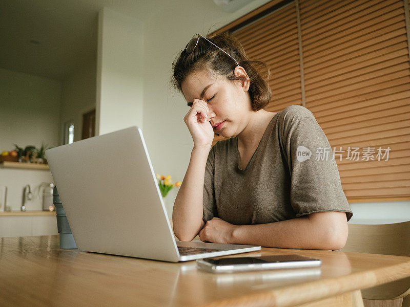 沮丧的女性主管坐在办公桌前