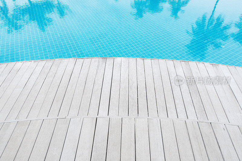 游泳池旁边的木地板