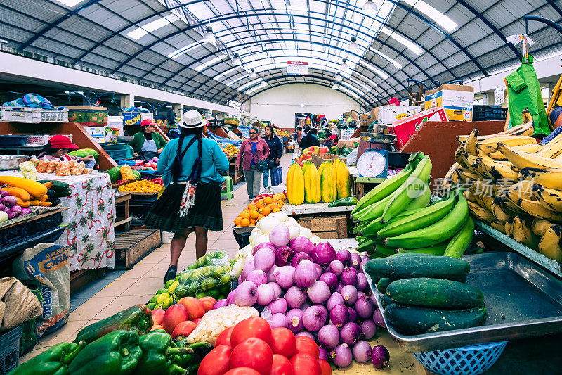 南美昆卡的传统厄瓜多尔食品市场，销售农产品和其他食品。