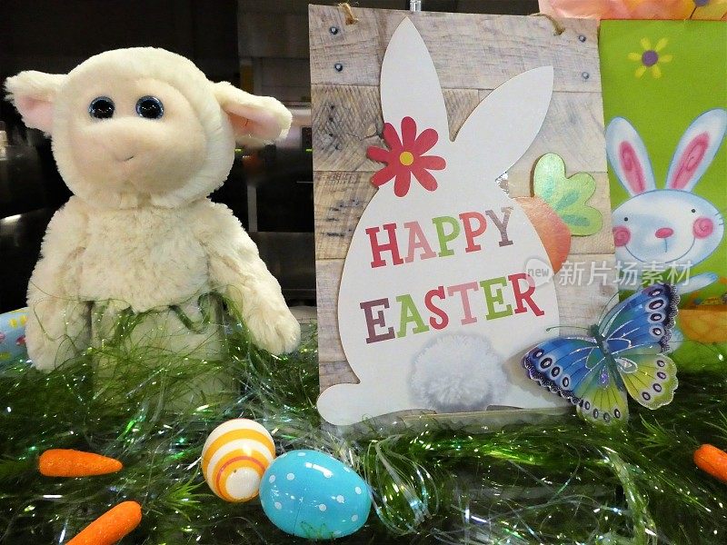 复活节装饰——彩色的蛋，绿色的草，复活节兔子，胡萝卜，羔羊