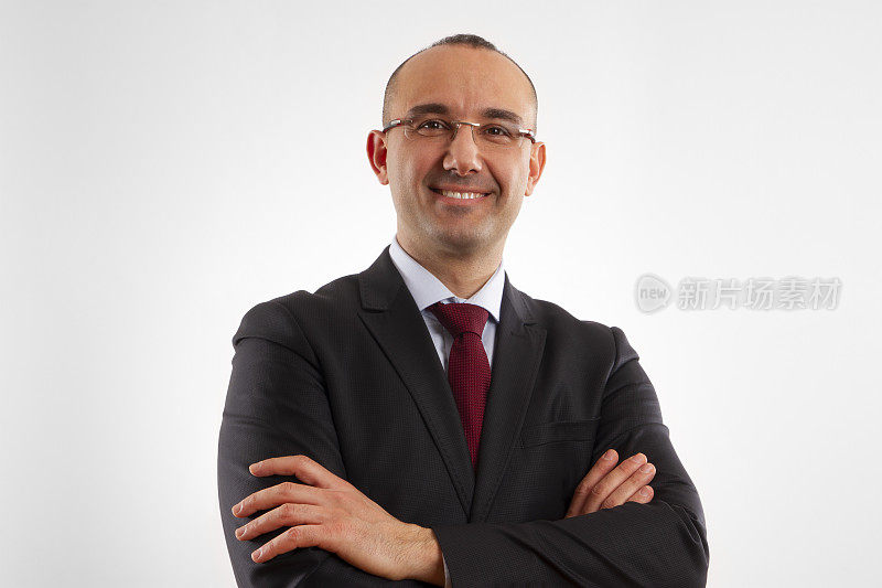 自信的商人摆姿势