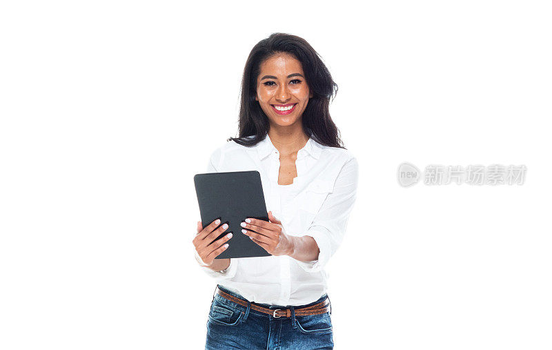 拉丁美洲和西班牙裔女性站在白色背景前穿着衬衫和使用数字平板电脑