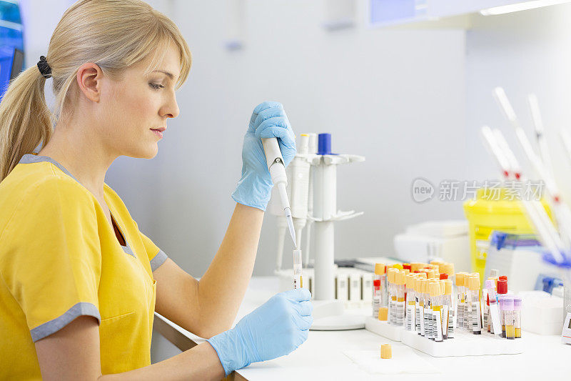 在医学实验室工作的女医生使用现代设备对医学样本进行检测。血液检测冠状病毒(COVID-19)、艾滋病、RNA病毒、DNA病毒。