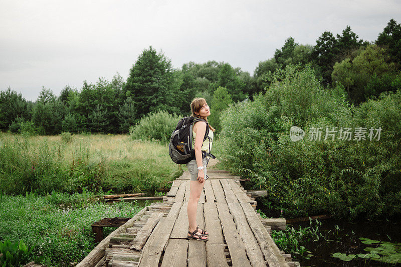 女性的徒步旅行者