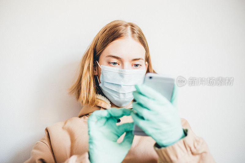 年轻女子使用智能手机