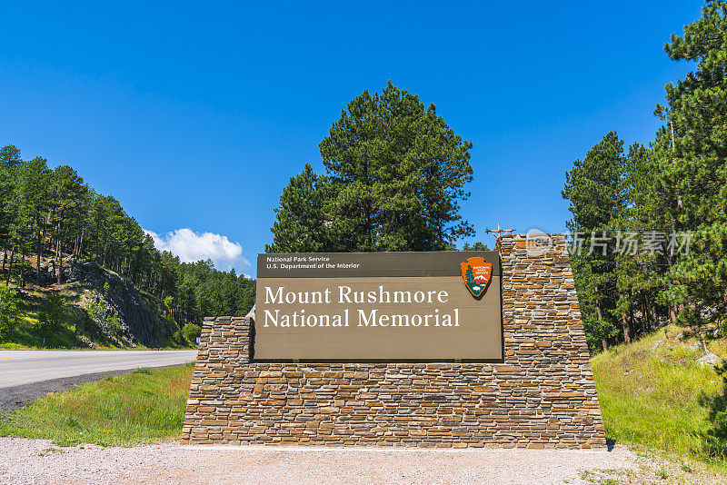 美国南达科他州的拉什莫尔山国家纪念馆。07-28-17:入口处的拉什莫尔山国家纪念碑