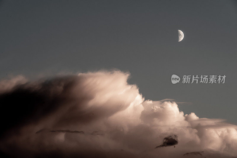 风暴云和黄昏的月亮