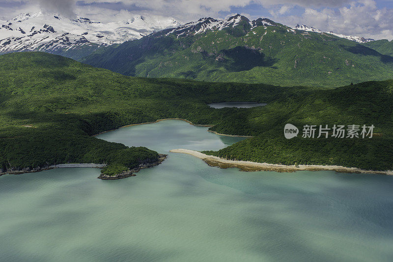 从空中俯瞰卡特迈国家公园的库卡克湾，可以看到水、光线和山脉。阿拉斯加。