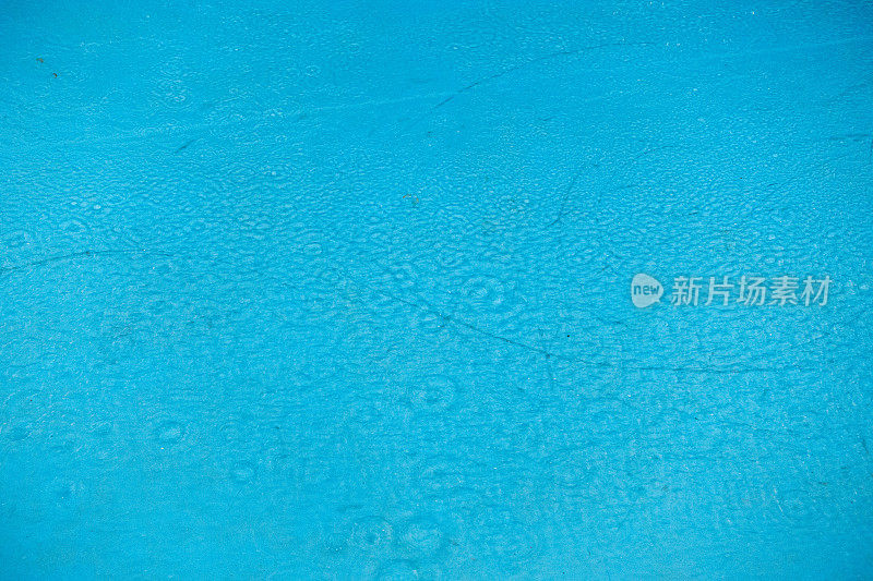 浅蓝色潮湿的表面在雨中