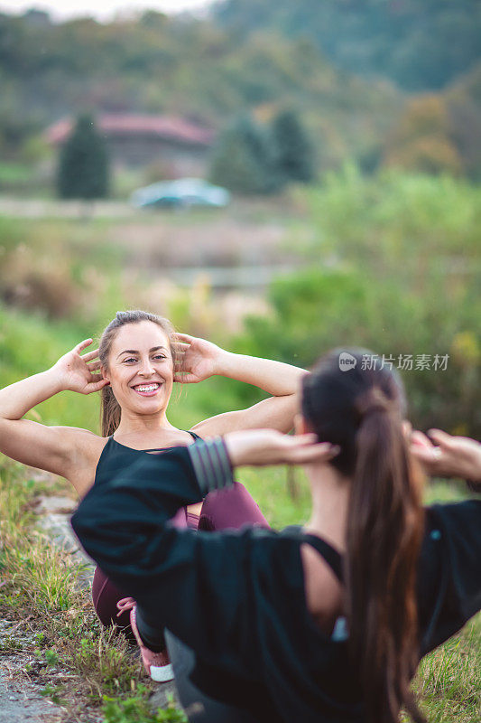 年轻女性在户外做仰卧起坐