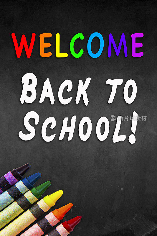 欢迎回到学校!用彩色彩虹蜡笔在黑板上写课文