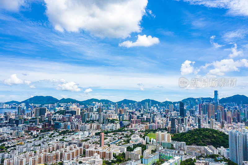 无人机拍摄的晴天空中九龙全景，香港