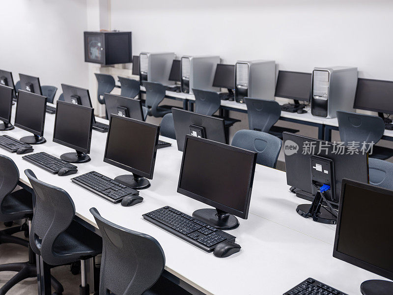 空的电脑教室，有电脑学习课程的讲堂
