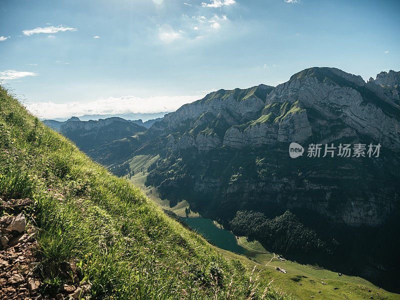 瑞士阿尔卑斯山脉的一个湖