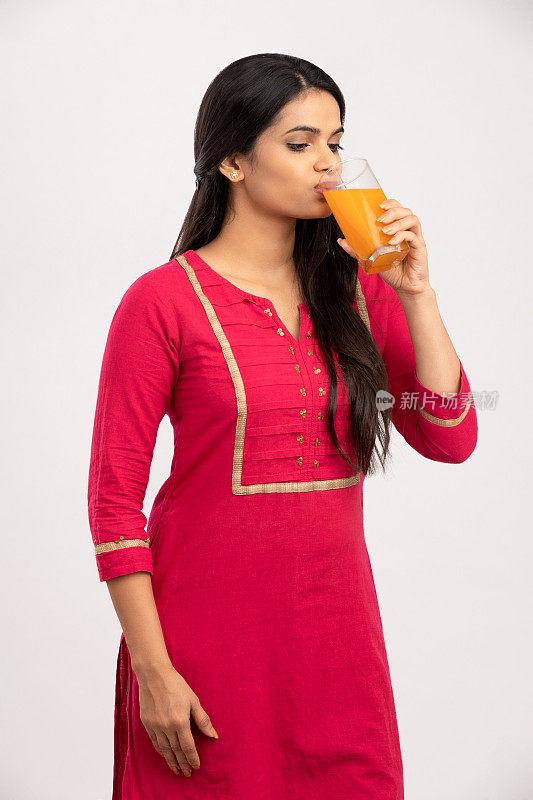 喝橙汁的漂亮印度姑娘