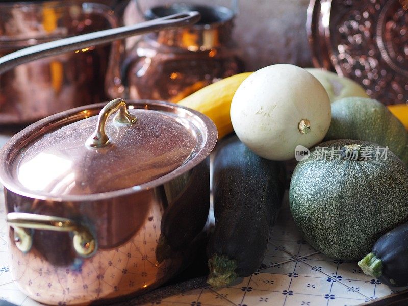 法国传统厨房里的铜砂锅菜和西葫芦