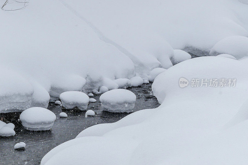 冬天，日本北海道白石河上的雪蘑菇