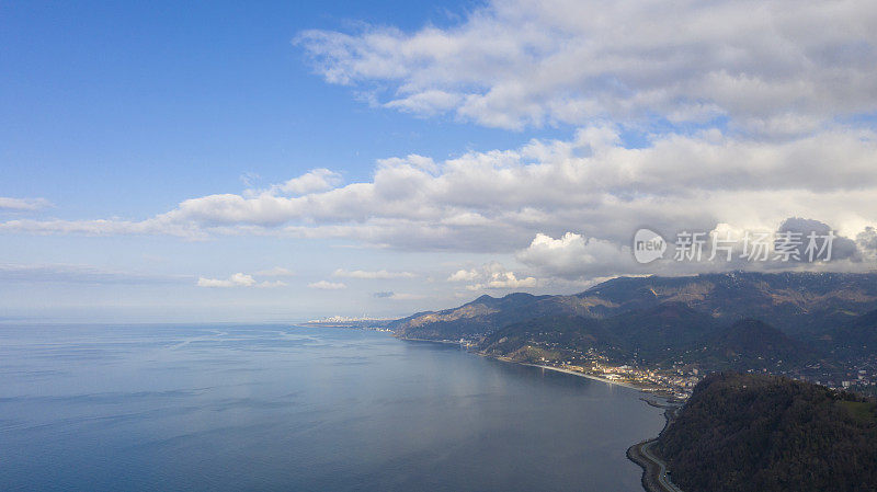 土耳其阿尔特文霍帕海岸线的鸟瞰图。