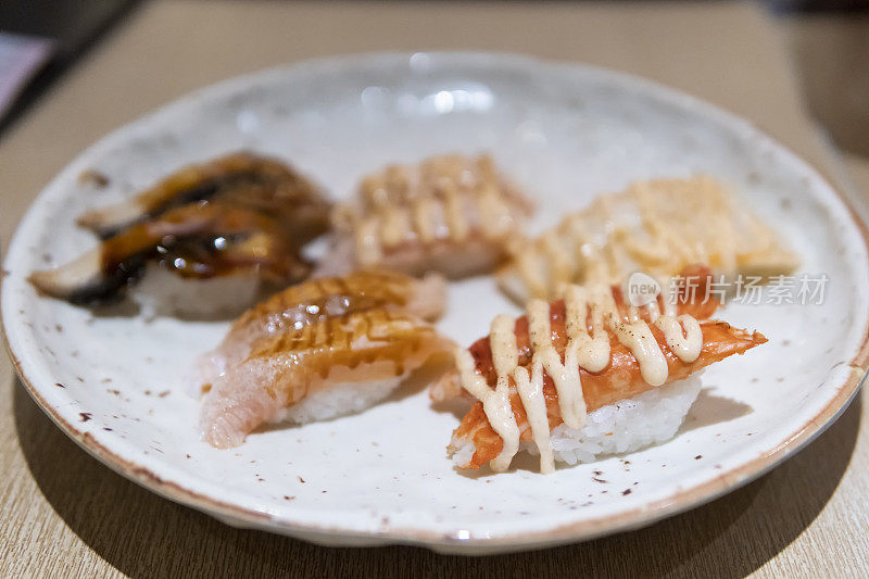 日本手握寿司在餐厅的特写